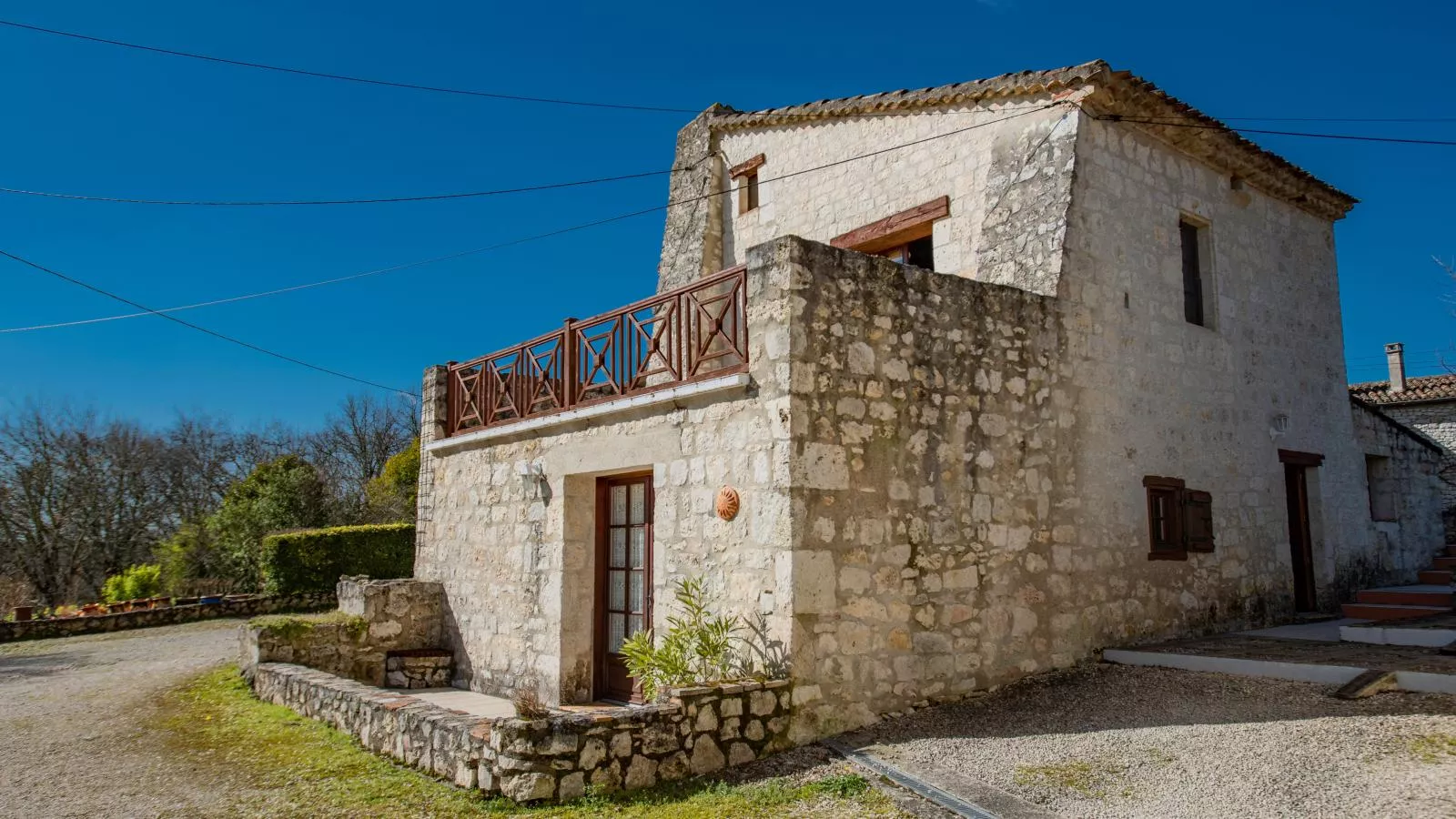 La Tour-Exterior summer