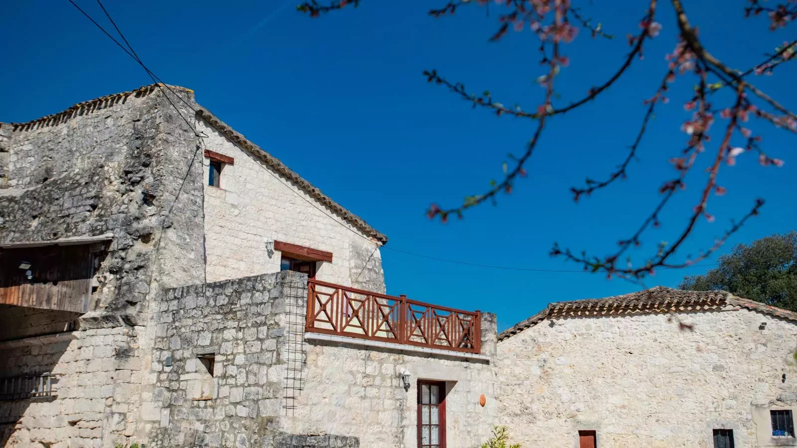La Tour-Exterior summer