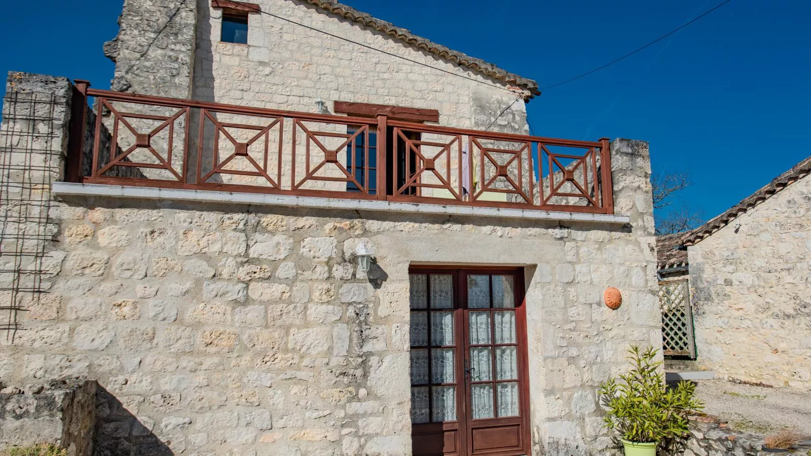 La Tour-Exterior summer