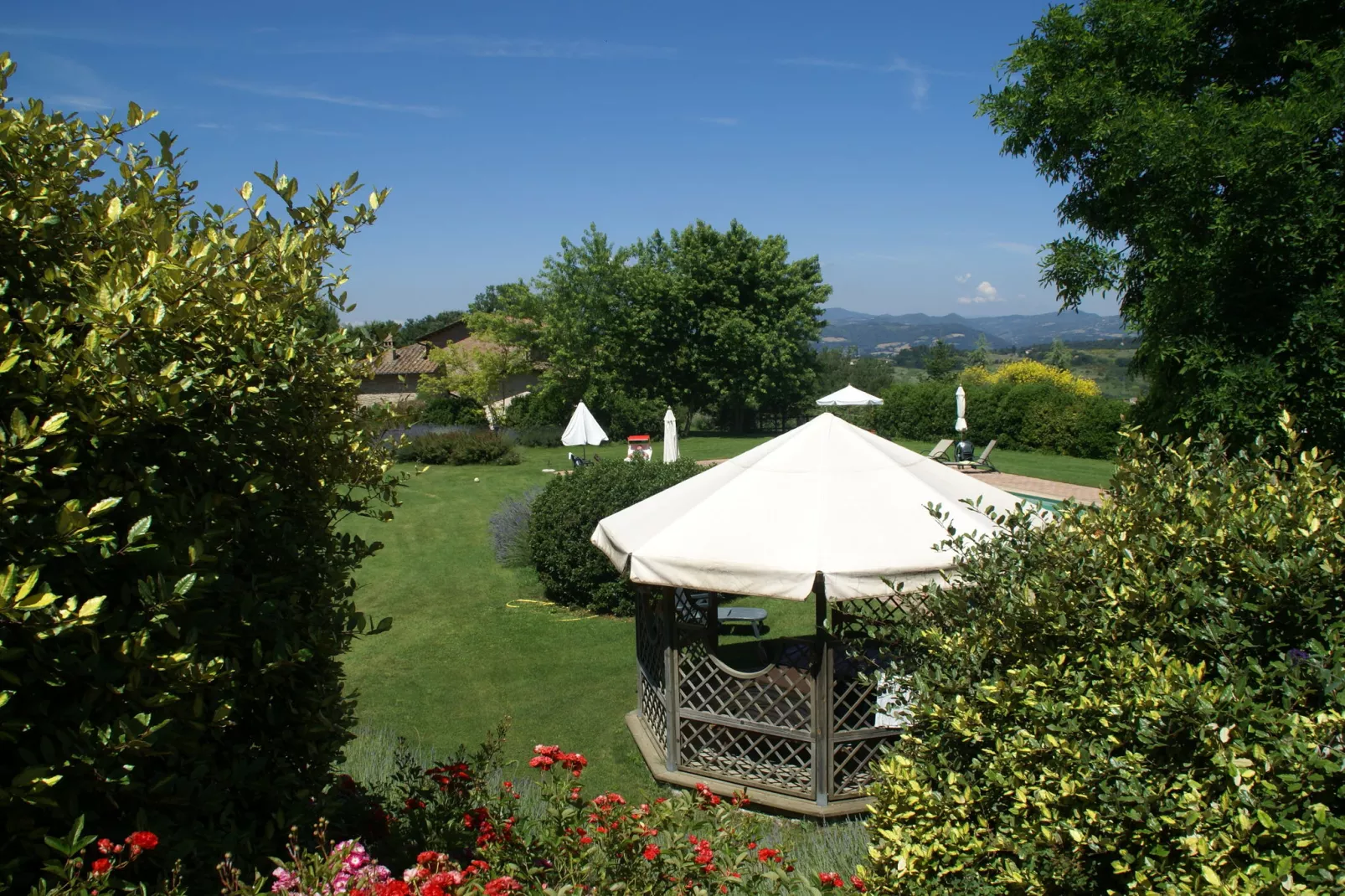 Podere Montone Fienile-Gardens summer