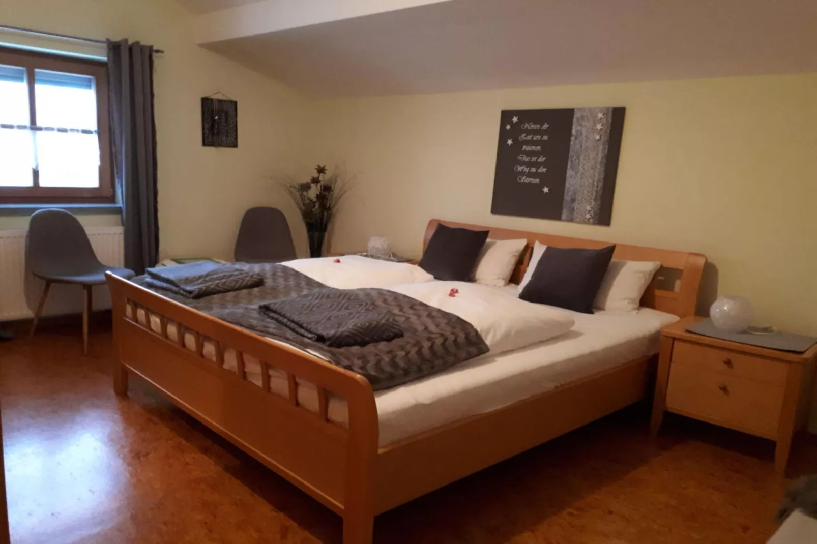 19311-Bedroom