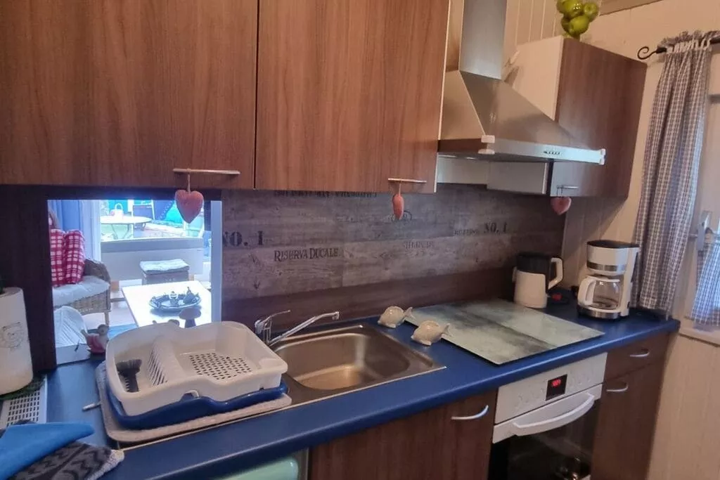 78305-Kitchen