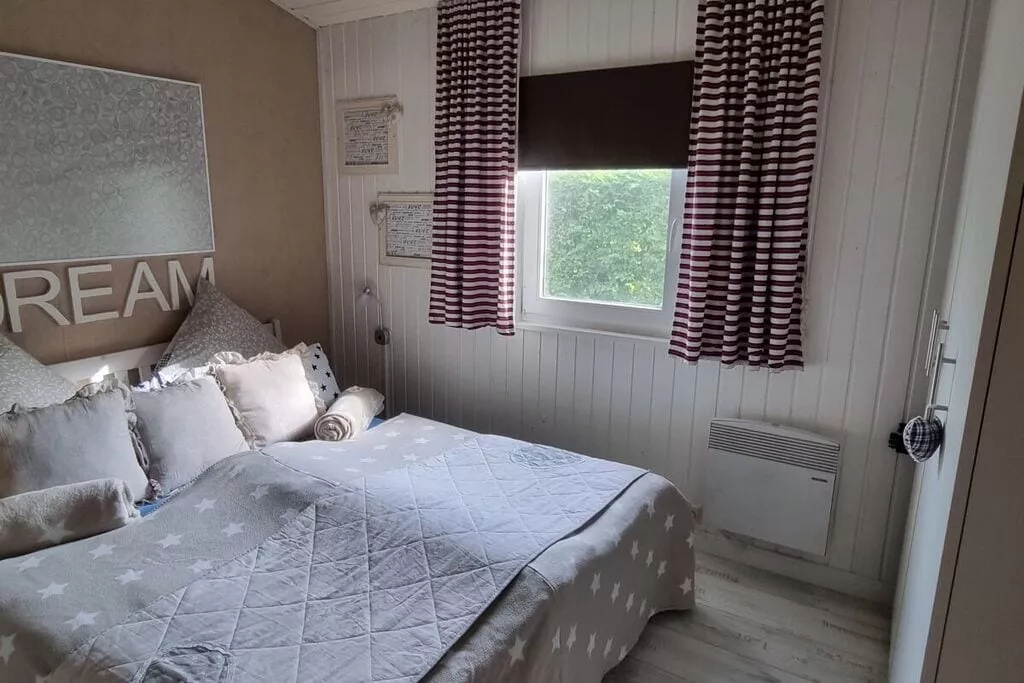 78305-Bedroom