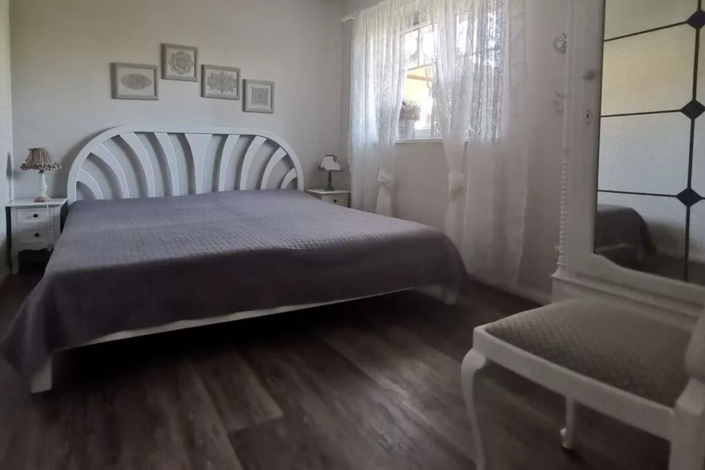 199401-Bedroom