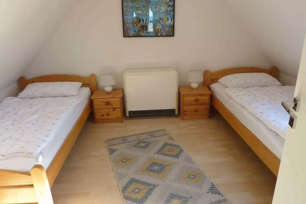86233-Bedroom