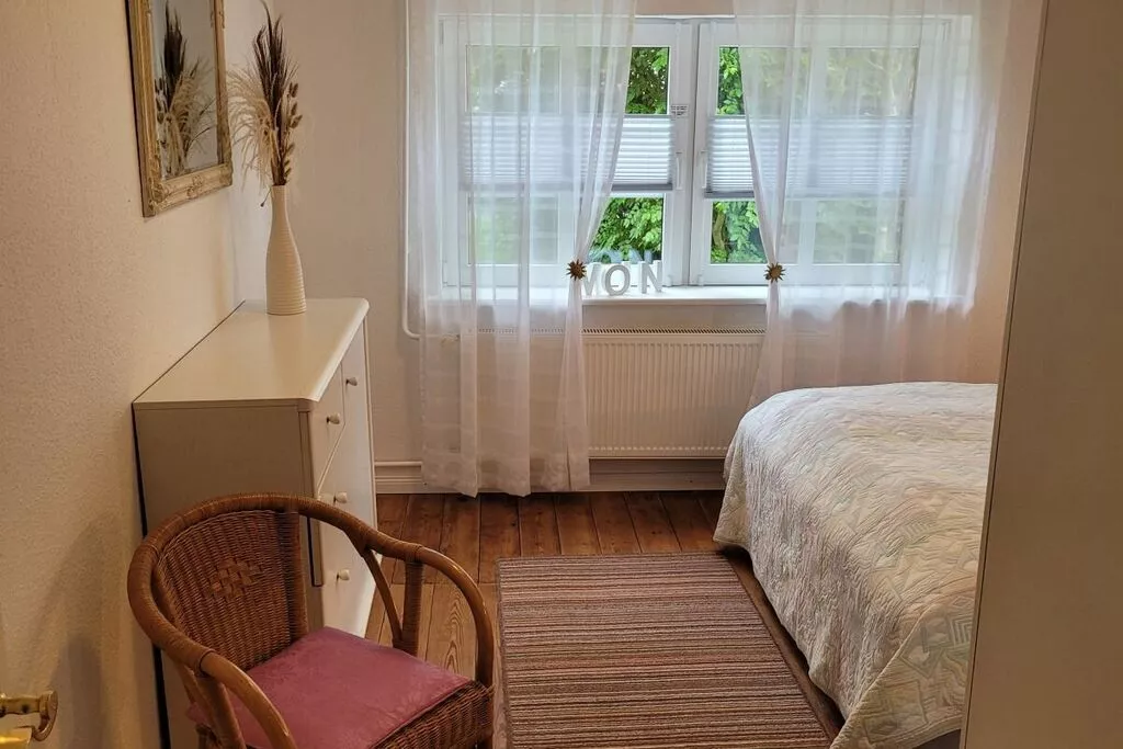 81875-Bedroom