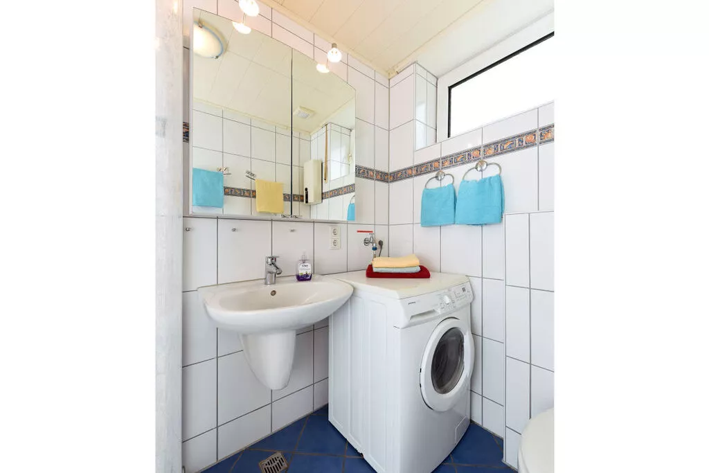 976-Bathroom