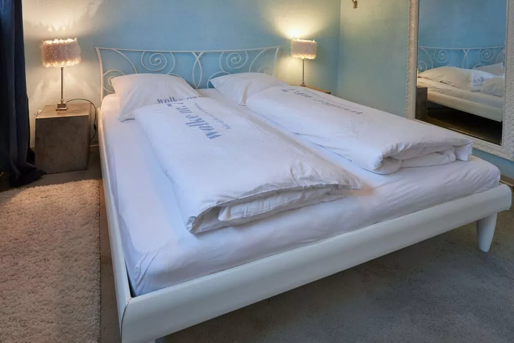 62401-Bedroom