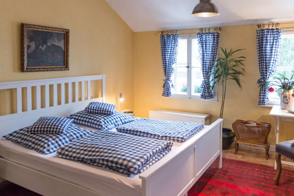 25130-Bedroom