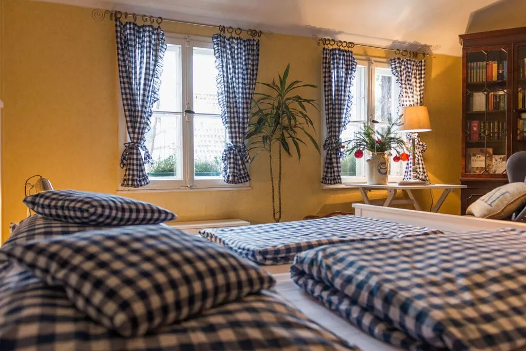 25130-Bedroom