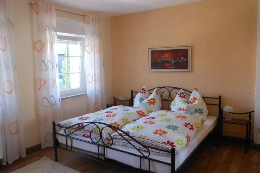 61988-Bedroom