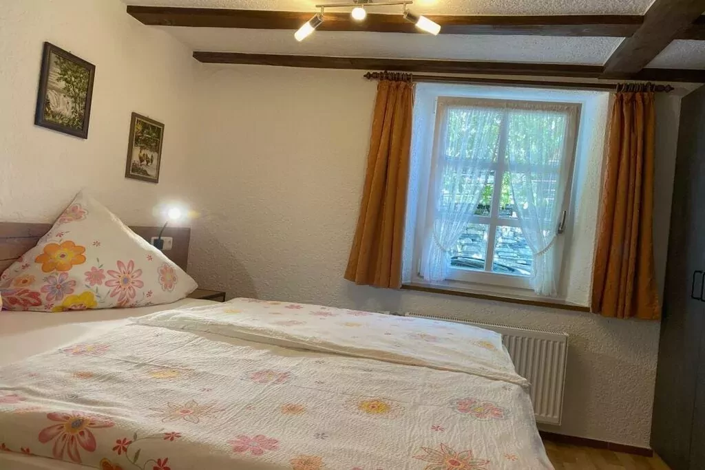 21862-Bedroom