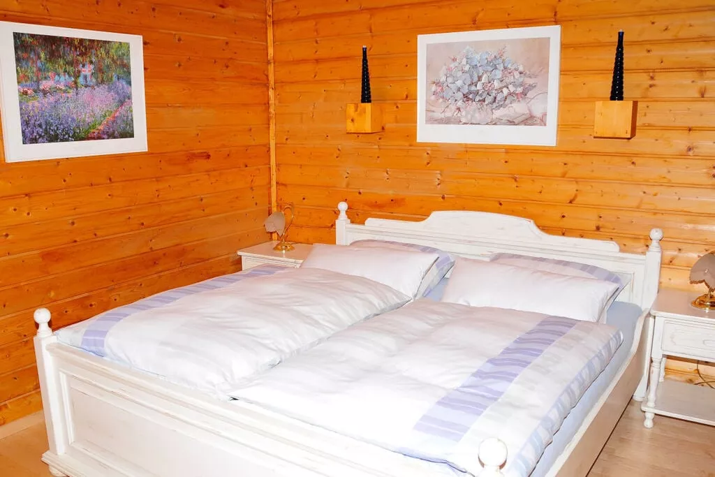 23290-Bedroom