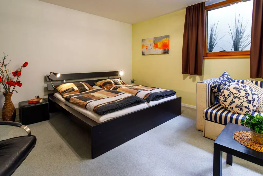 64480-Bedroom