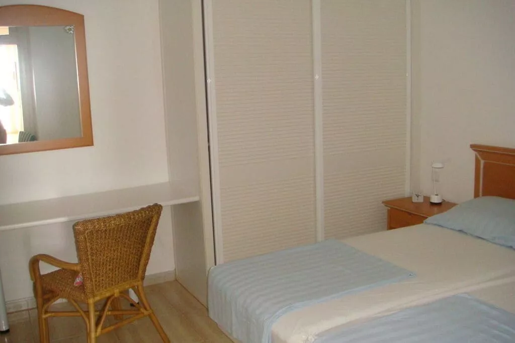 88950-Bedroom