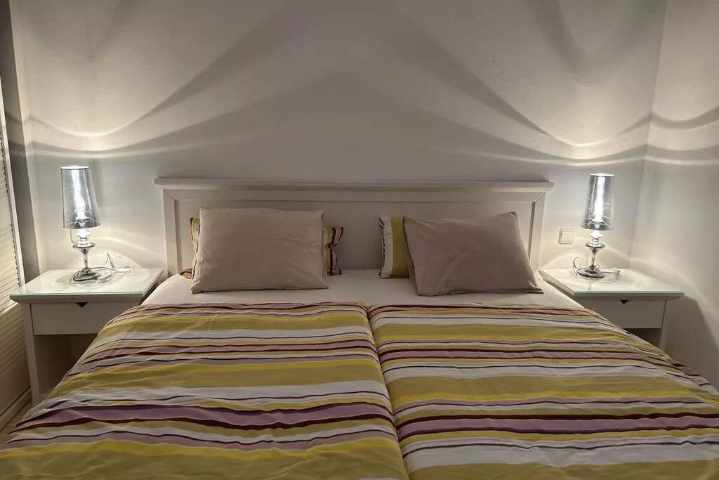 88950-Bedroom