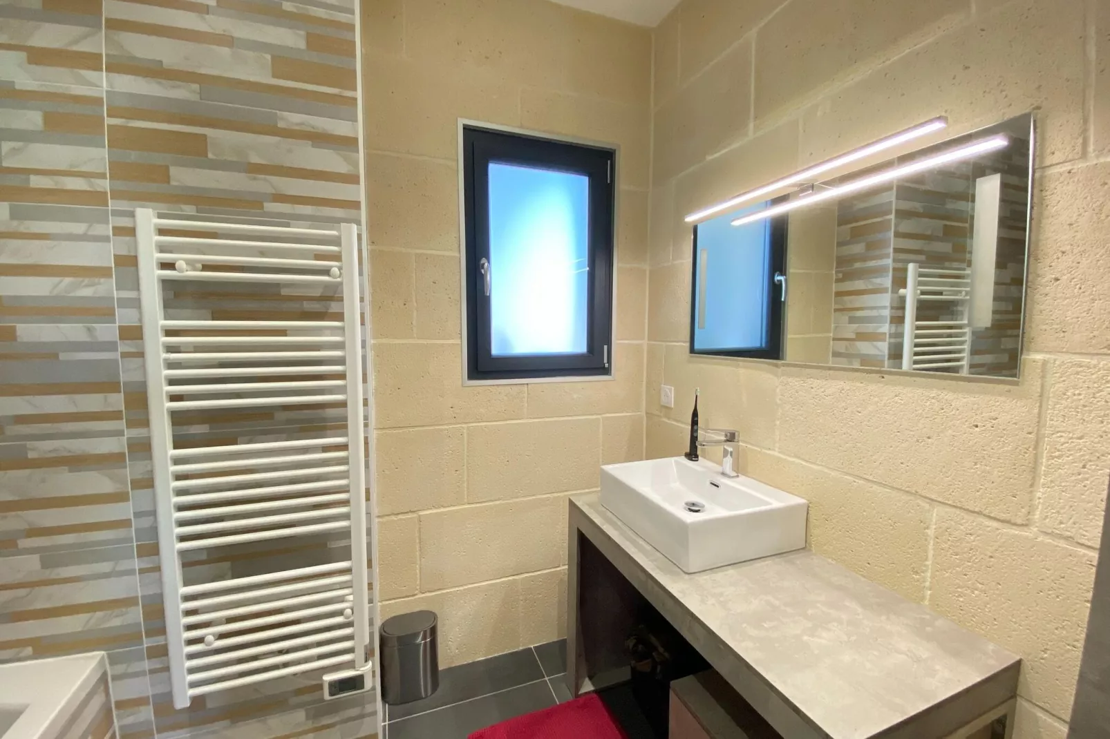 Holiday home with private pool Margaux Cantenac-Bathroom
