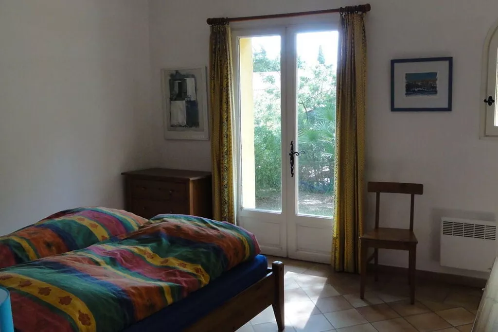 19115-Bedroom