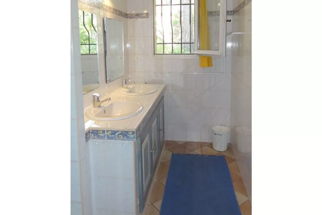 19115-Bathroom