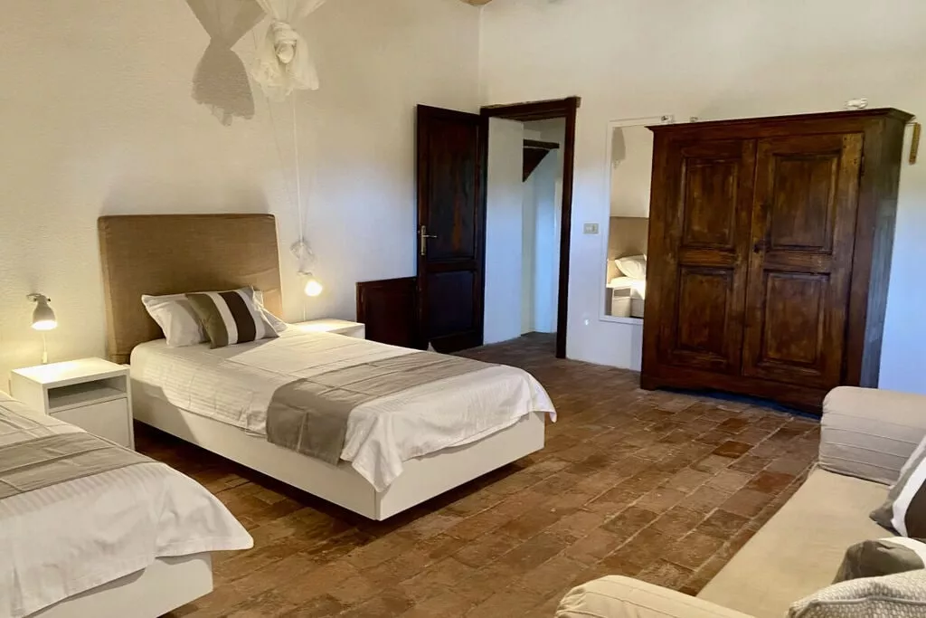 8047-Bedroom