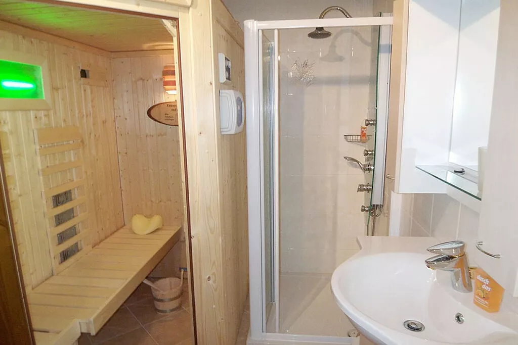 19840-Bathroom