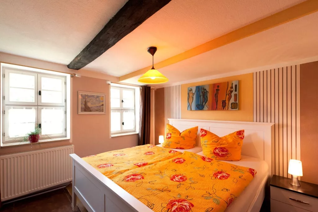 48096-Bedroom