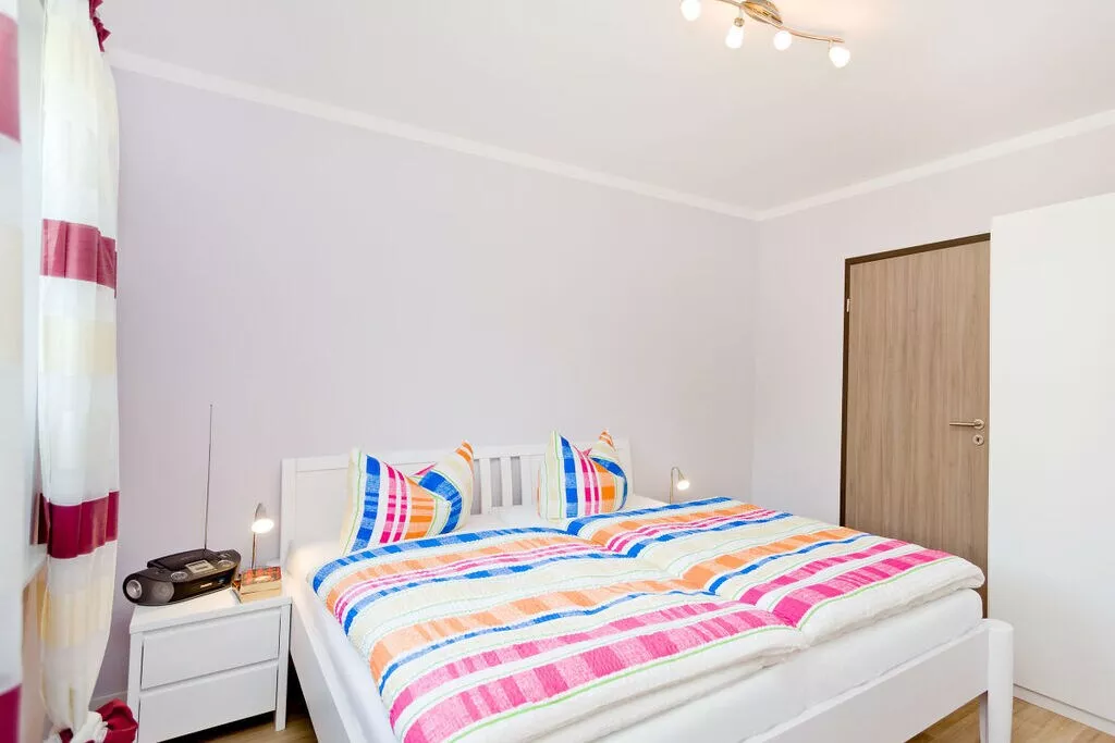 87187-Bedroom
