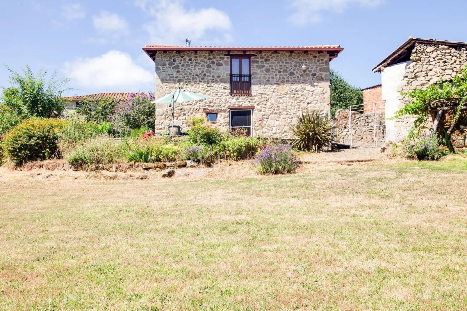 Casas Ribiera Sacra-Exterior summer