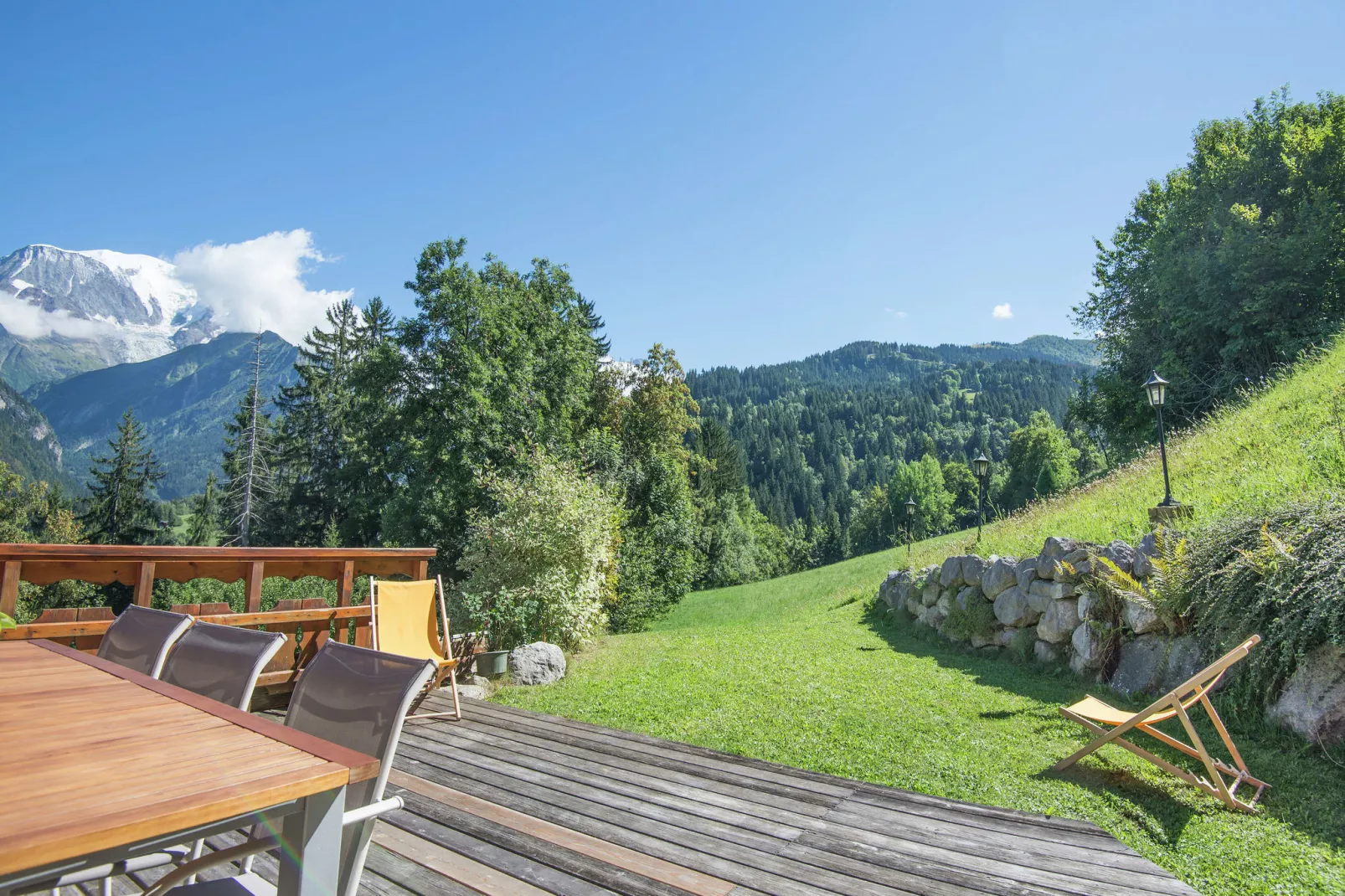 Le Mont Blanc - Les Traces-View summer