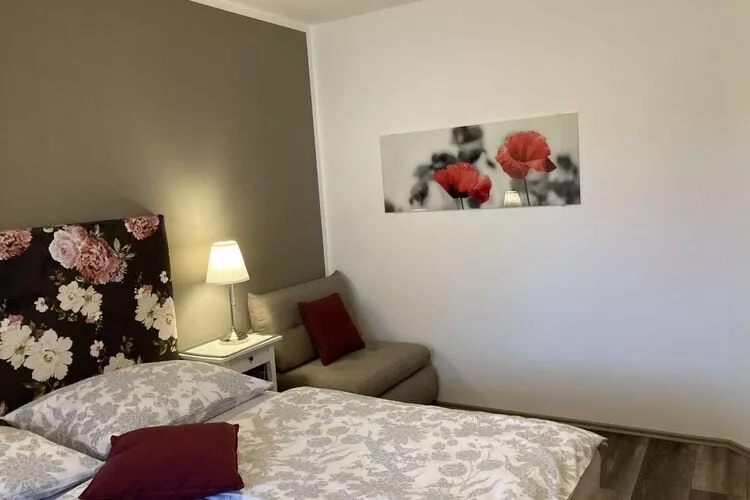 10734-Bedroom