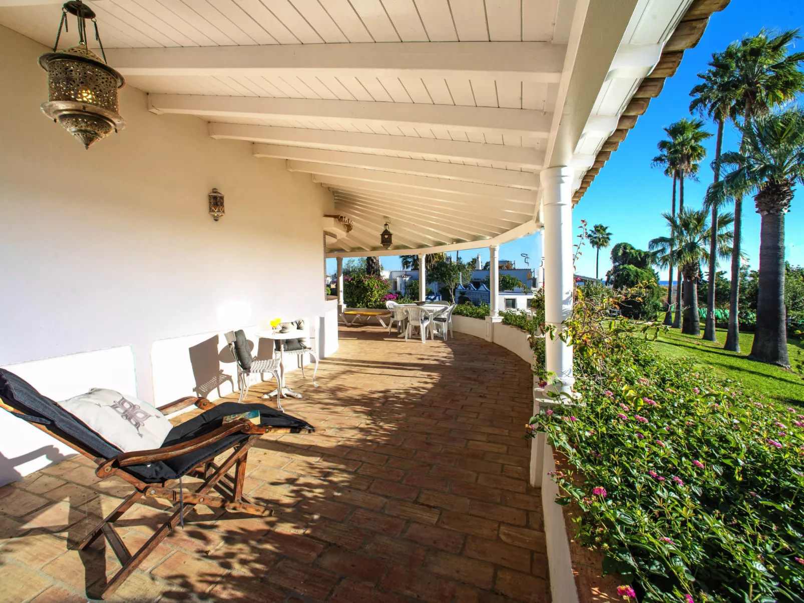 Luz Romana B1-Outside