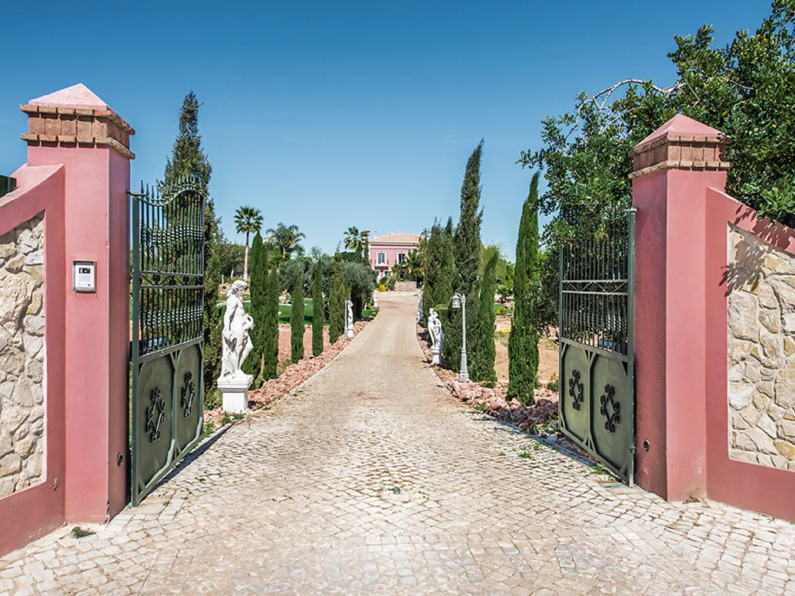 Quinta Valente-Outside