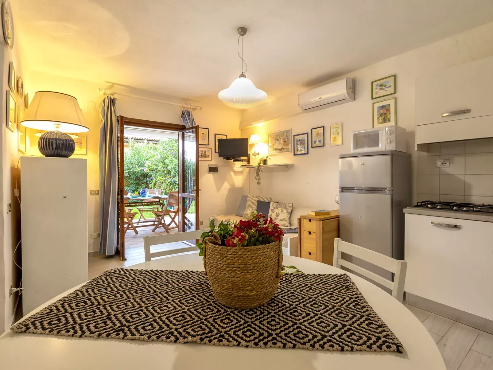 D4 - H1, Baia de Bahas-Inside