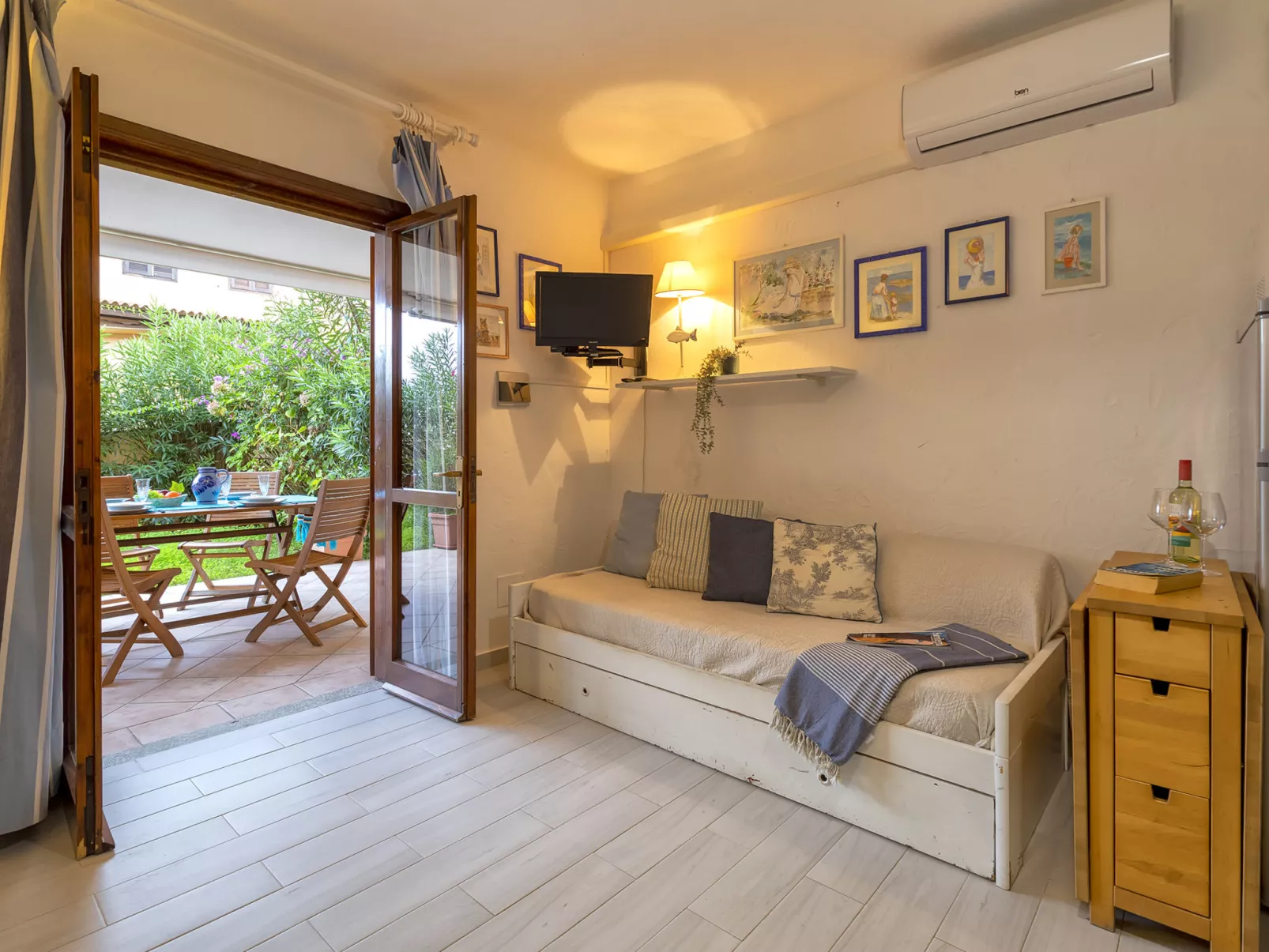 D4 - H1, Baia de Bahas-Inside