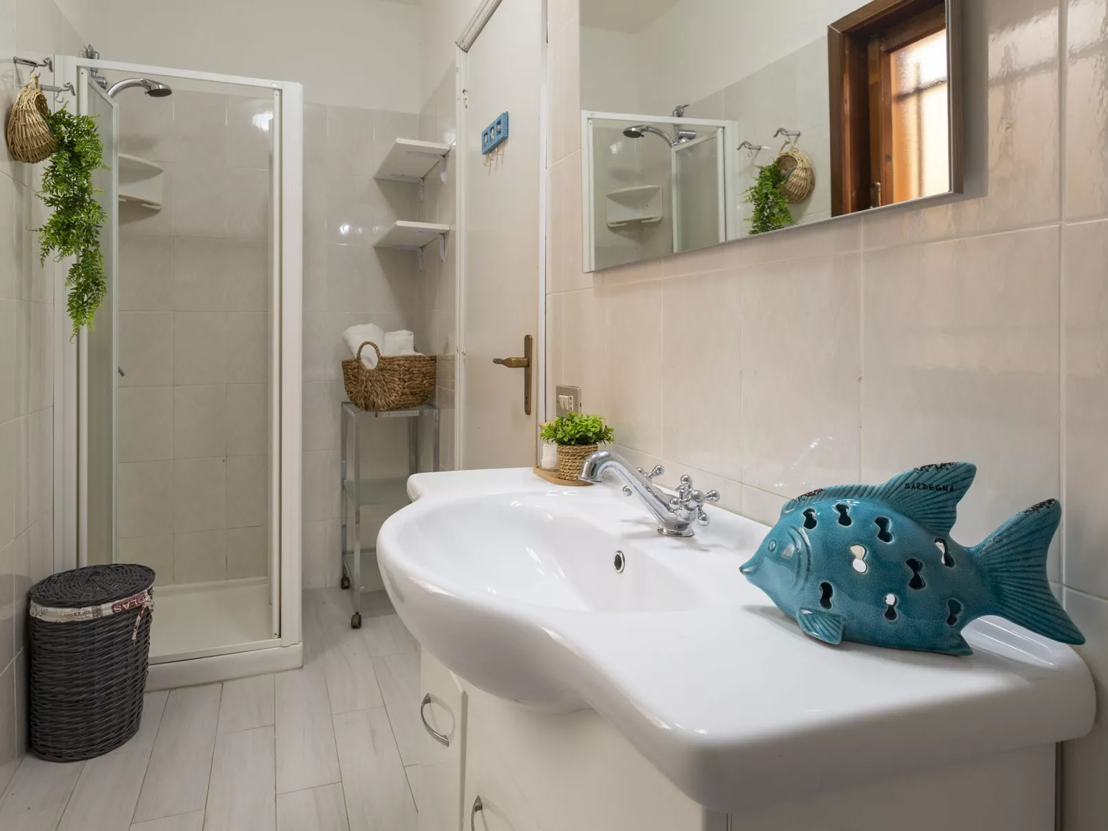 D4 - H1, Baia de Bahas-Inside
