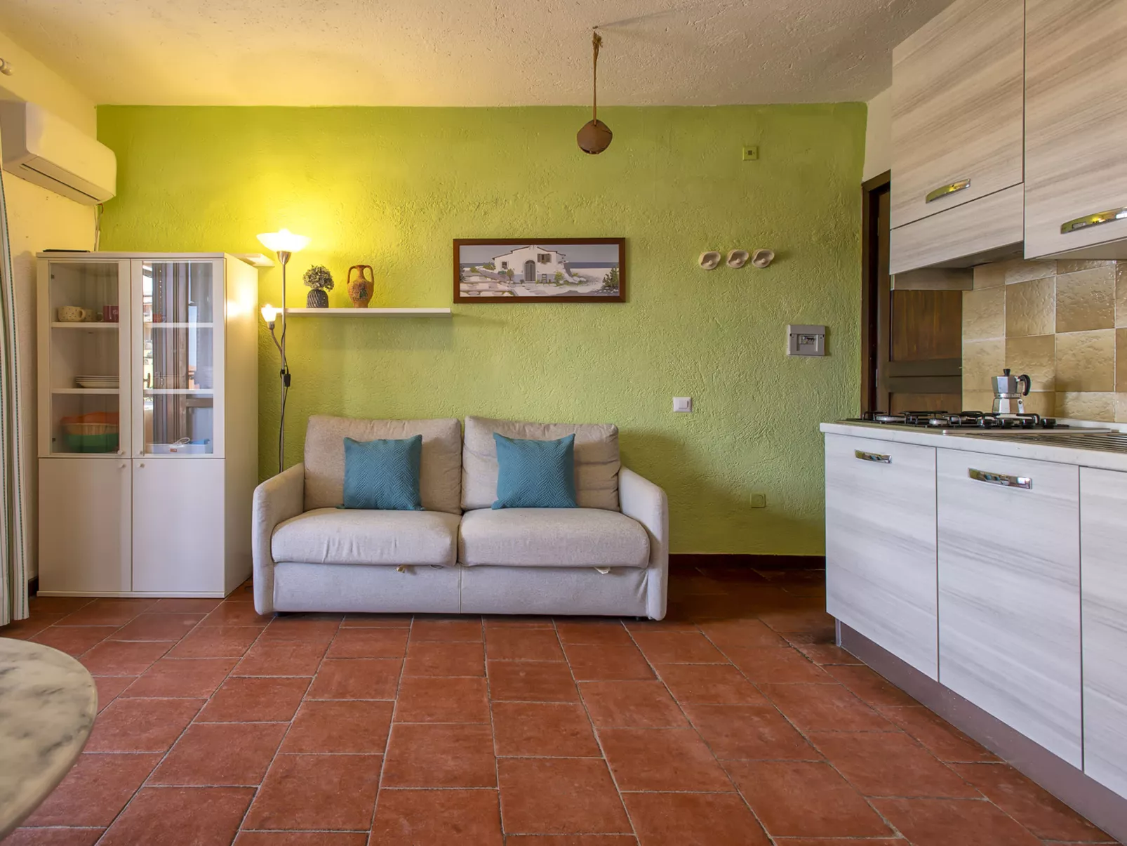 F4 - F2, Baia de Bahas-Inside