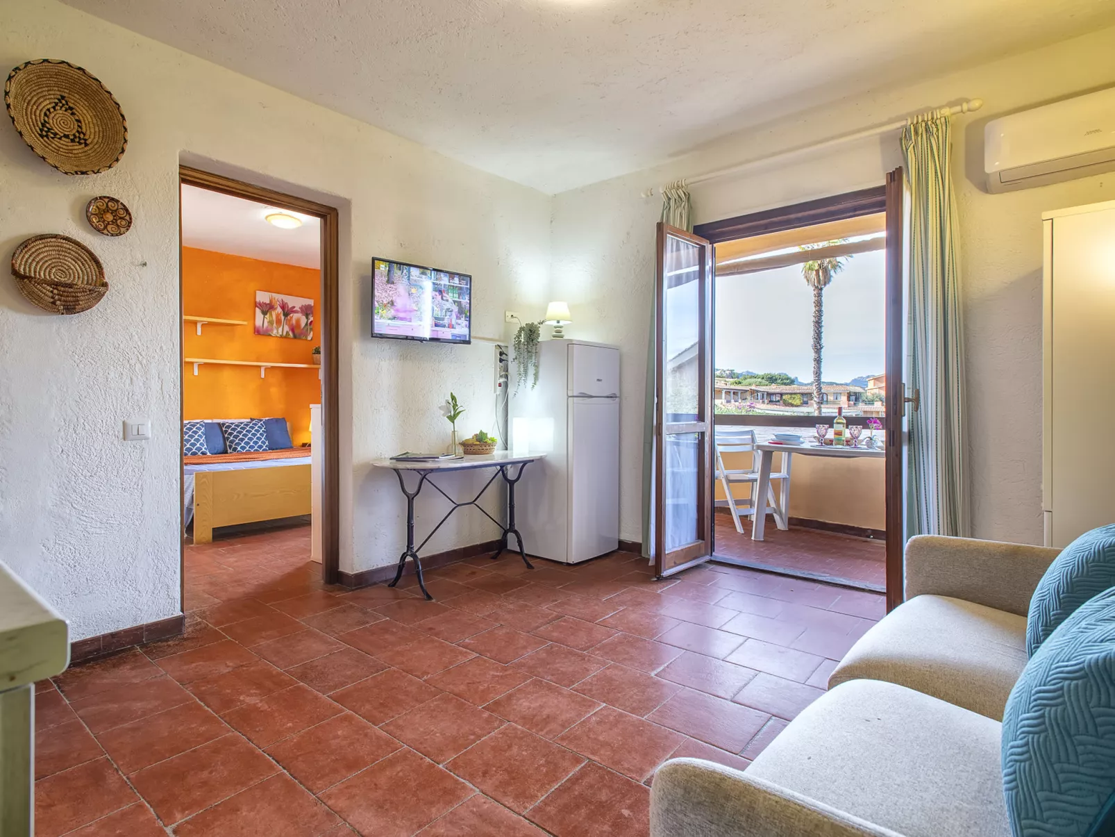 F4 - F2, Baia de Bahas-Inside