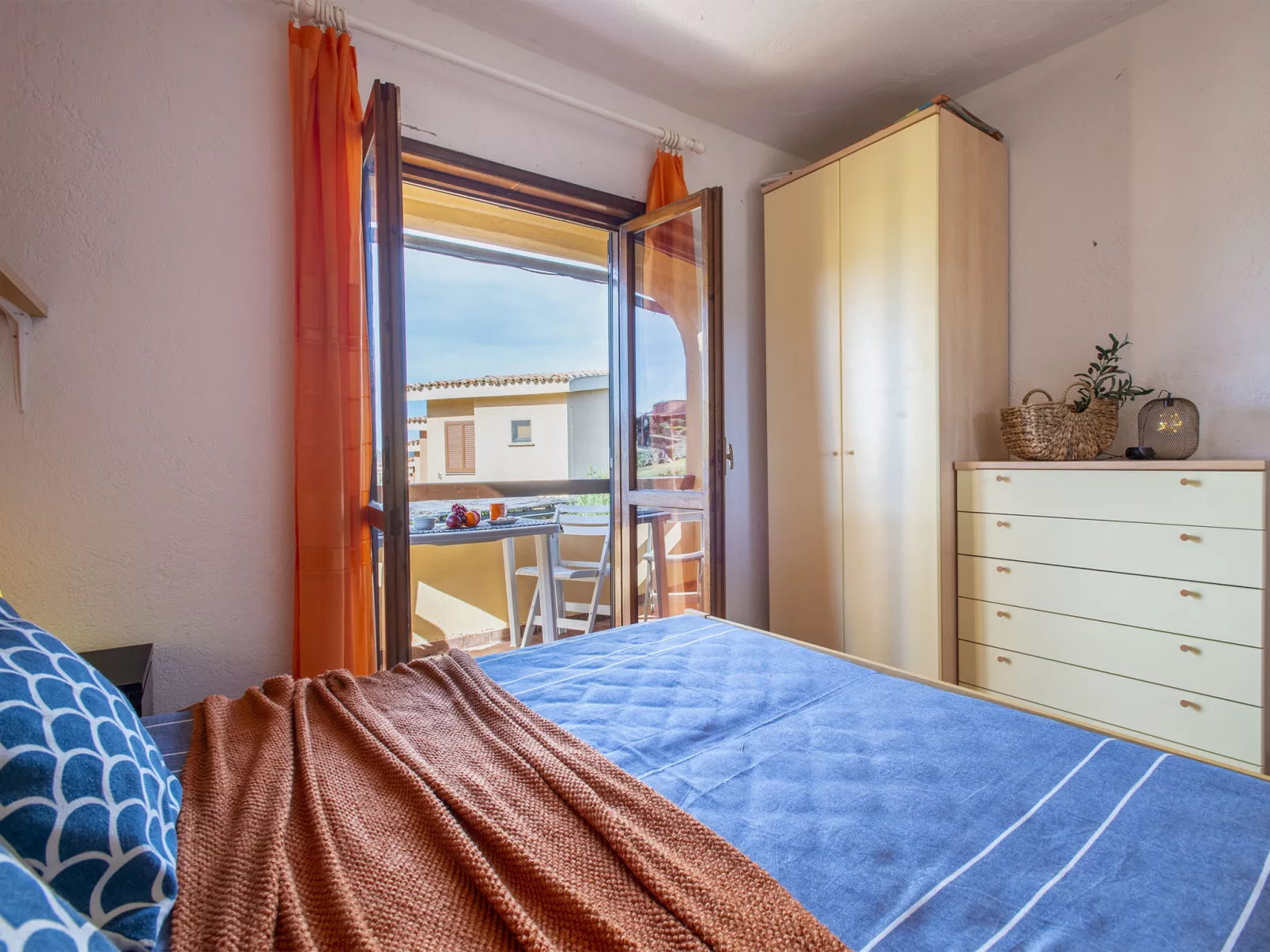 F4 - F2, Baia de Bahas-Inside