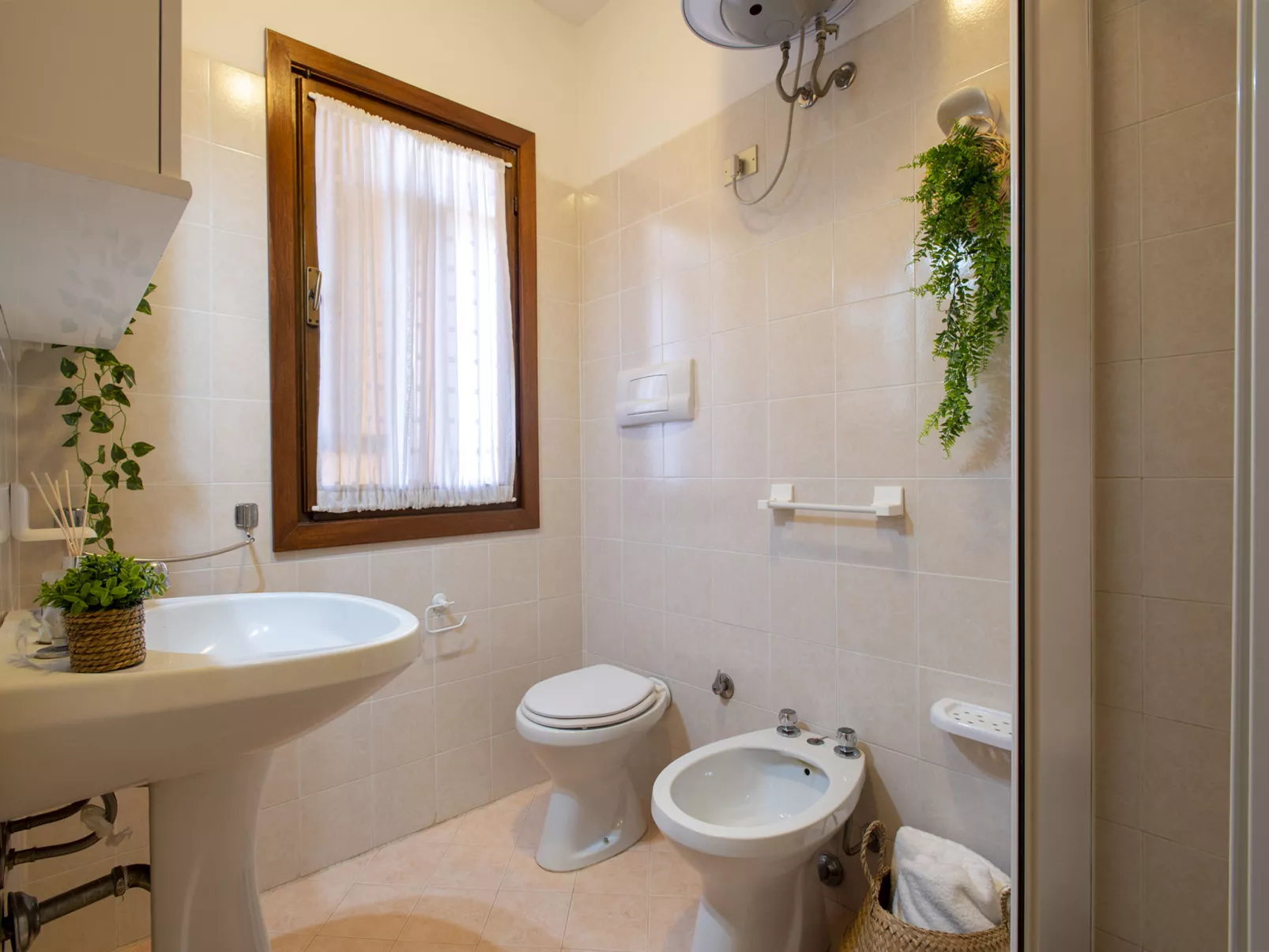 F4 - F2, Baia de Bahas-Inside