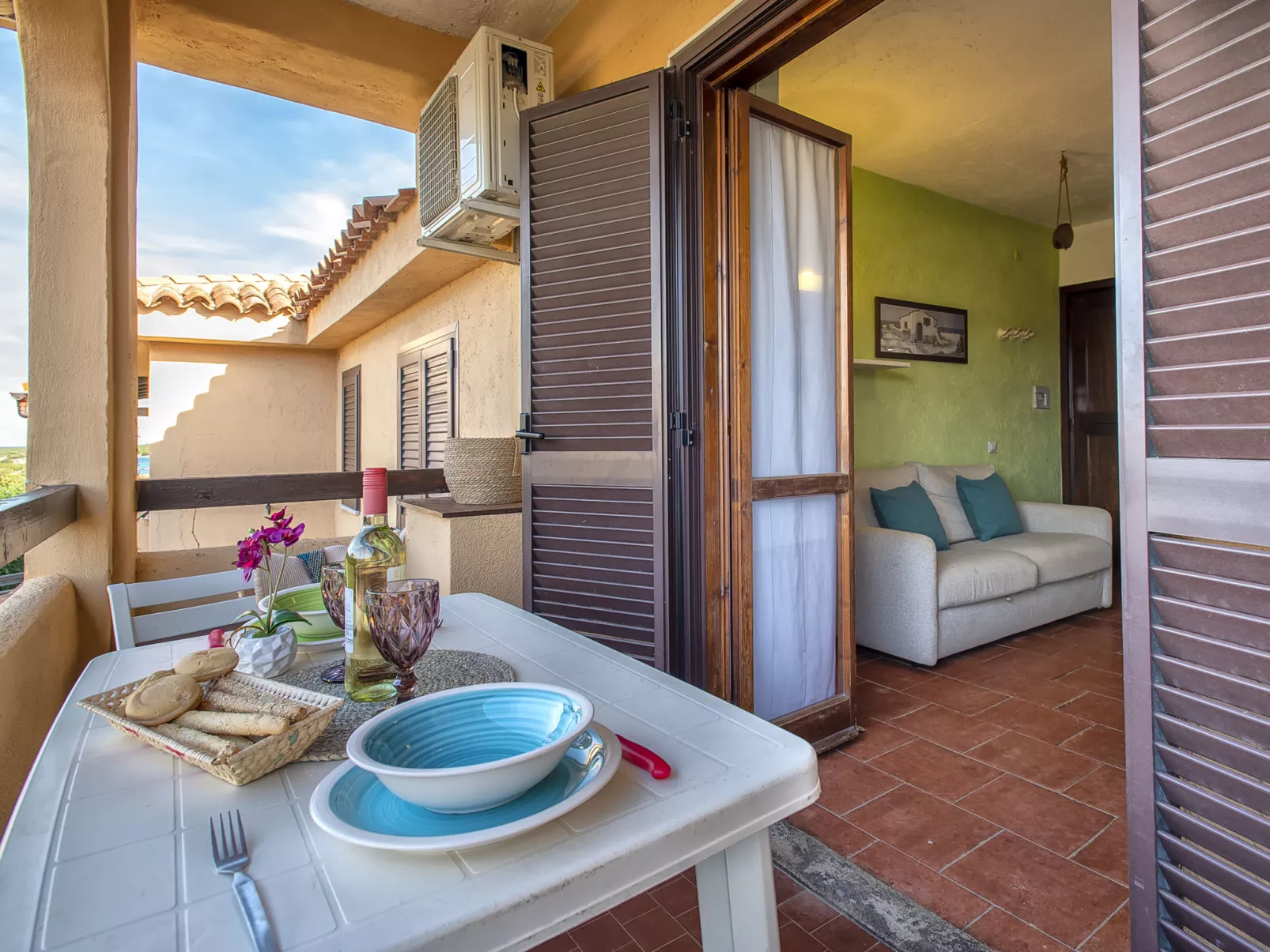 F4 - F2, Baia de Bahas-Outside