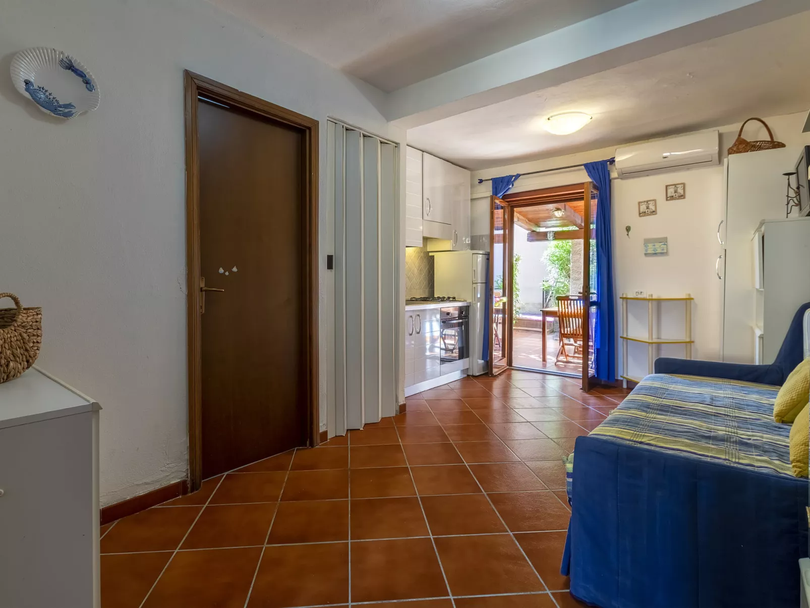 F4 - G2, Baia de Bahas-Inside