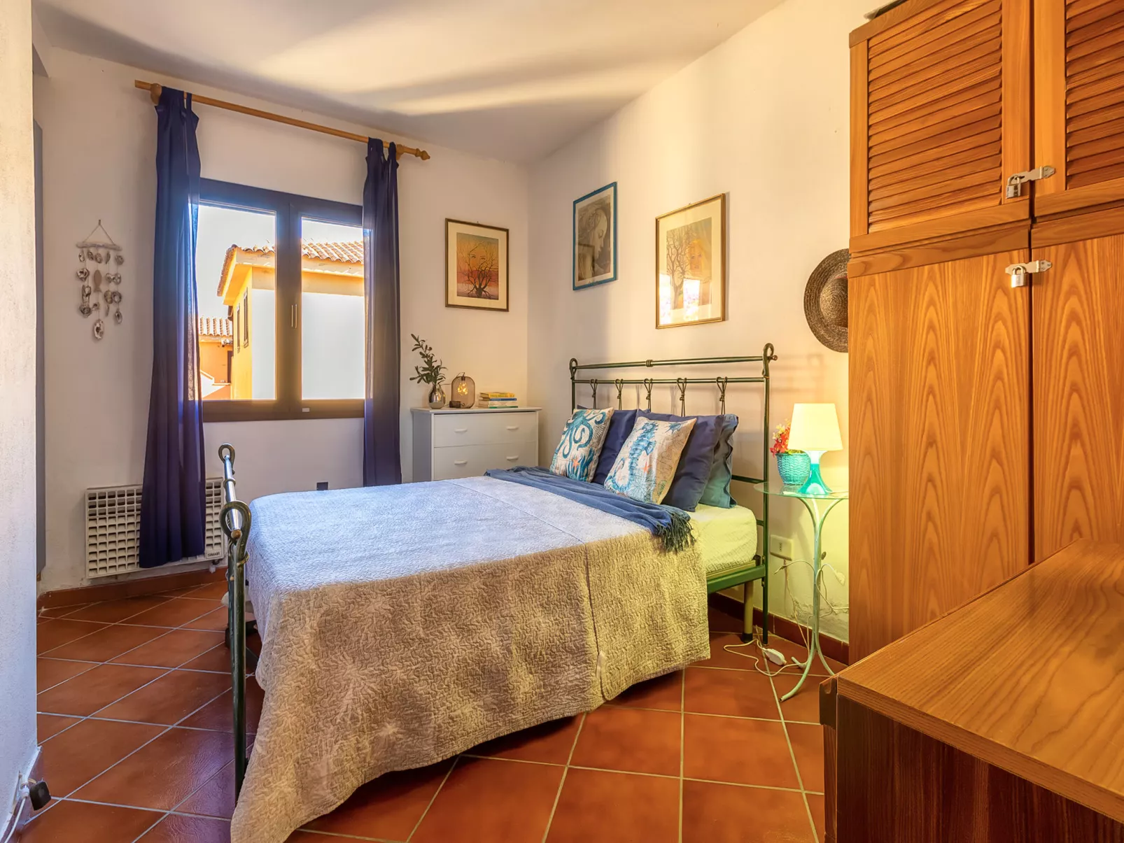 F4 - G2, Baia de Bahas-Inside