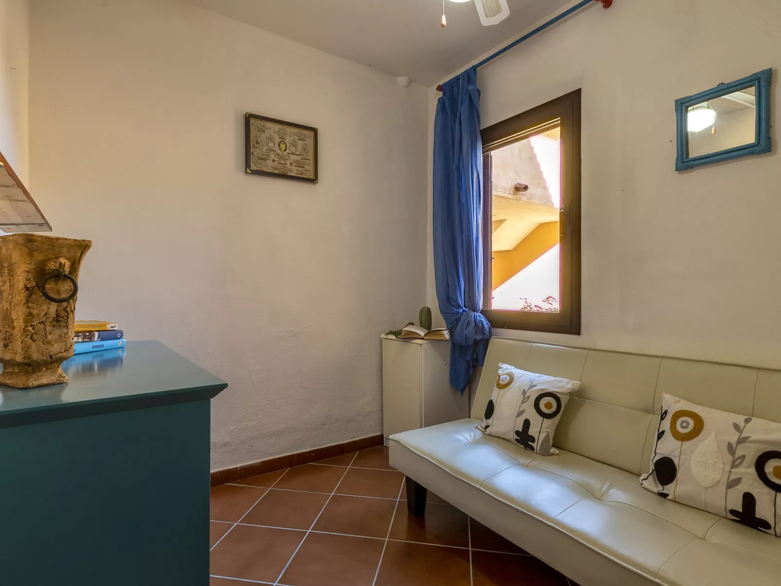 F4 - G2, Baia de Bahas-Inside