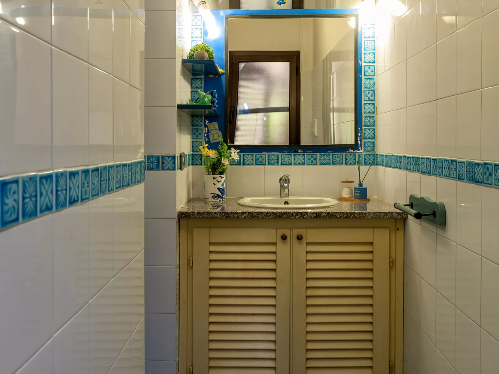 F4 - G2, Baia de Bahas-Inside