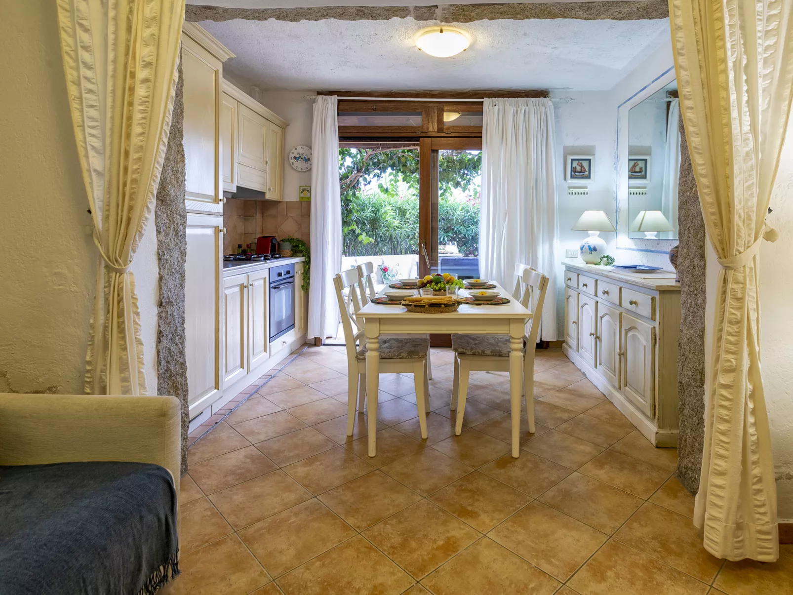 D2 - I1, Baia de Bahas-Inside