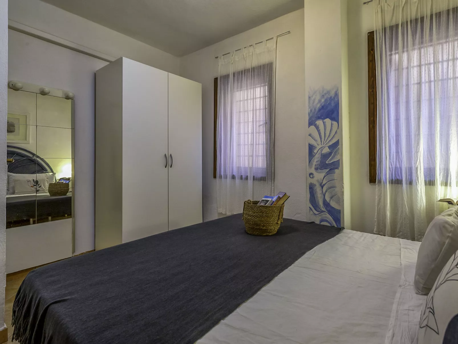 D2 - I1, Baia de Bahas-Inside