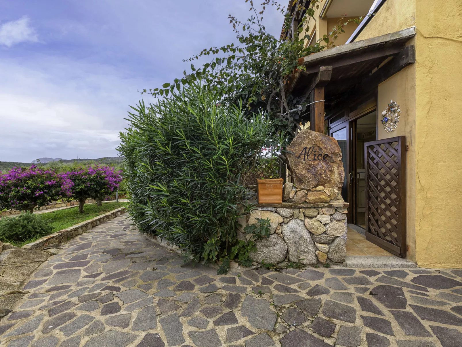D2 - I1, Baia de Bahas-Outside