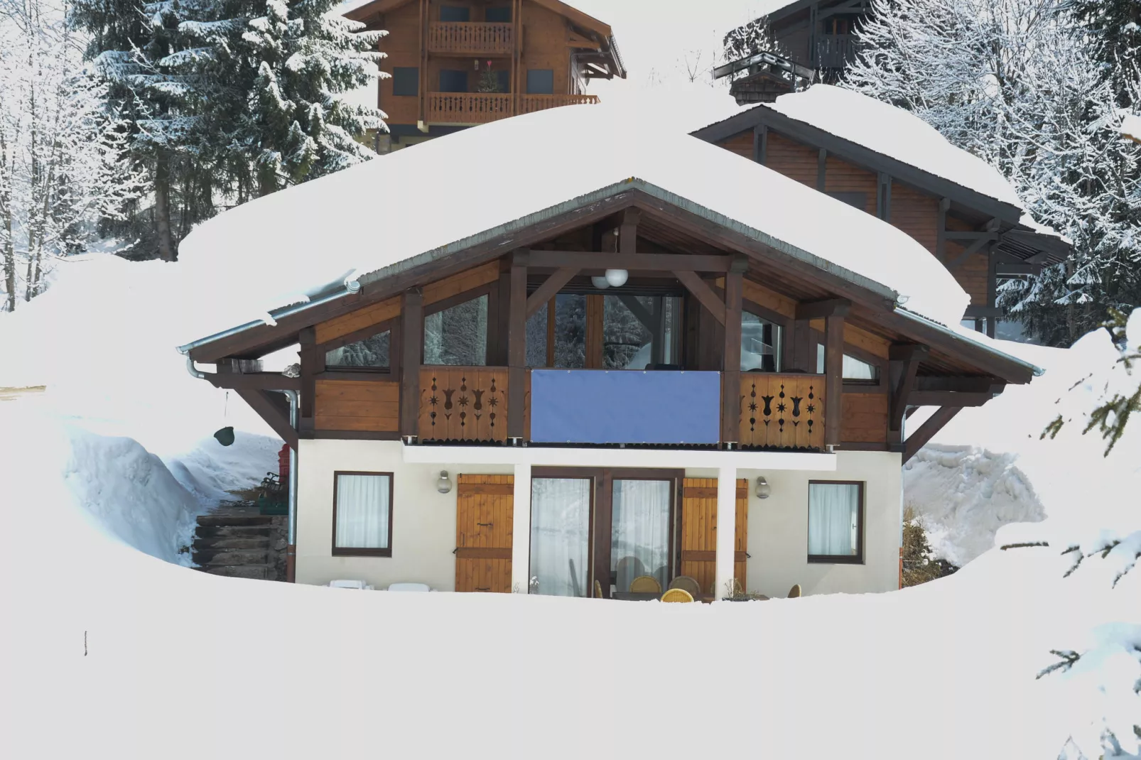 Mon Amour-Exterior winter