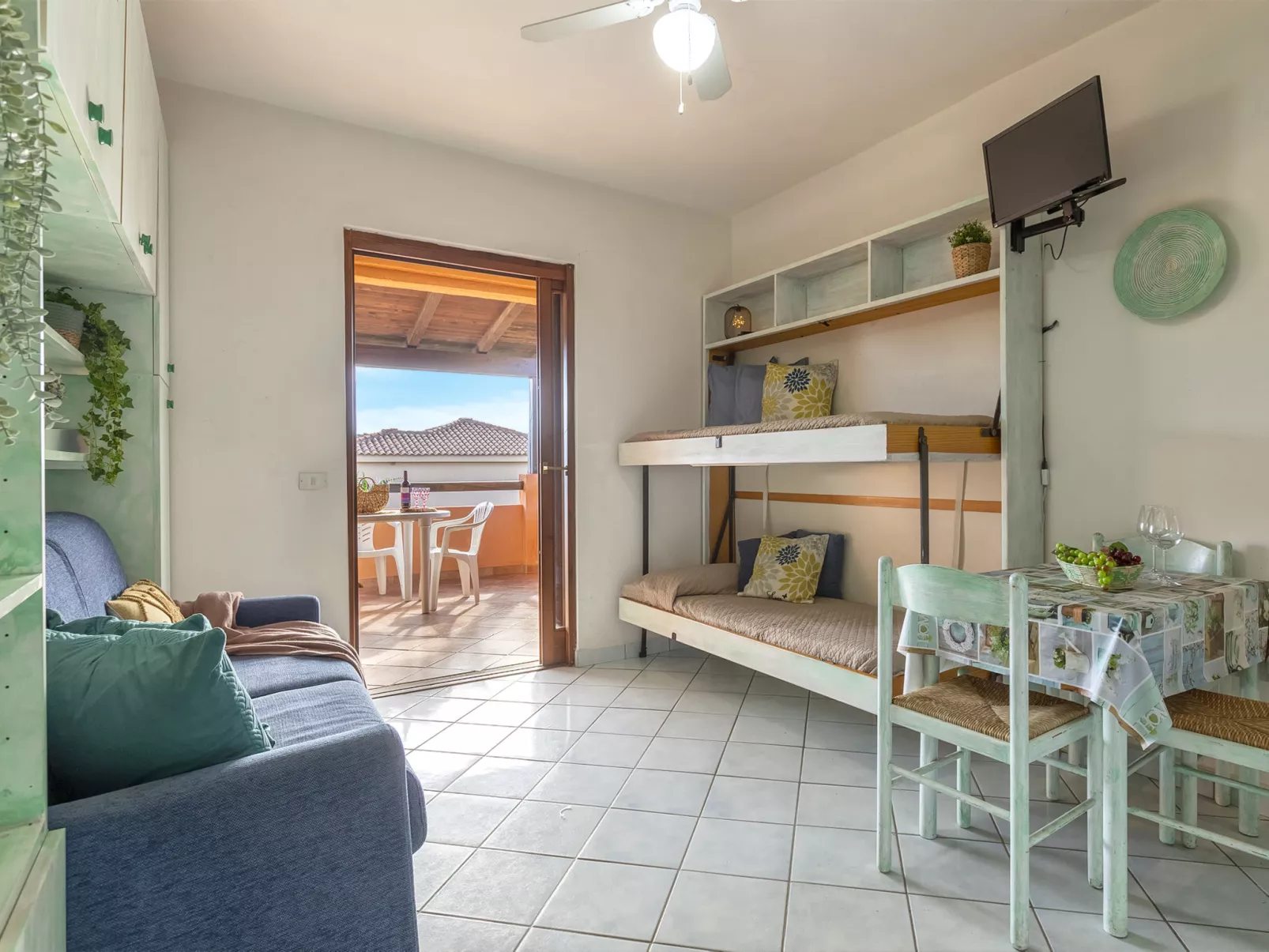 C11 - F4, Baia de Bahas-Inside