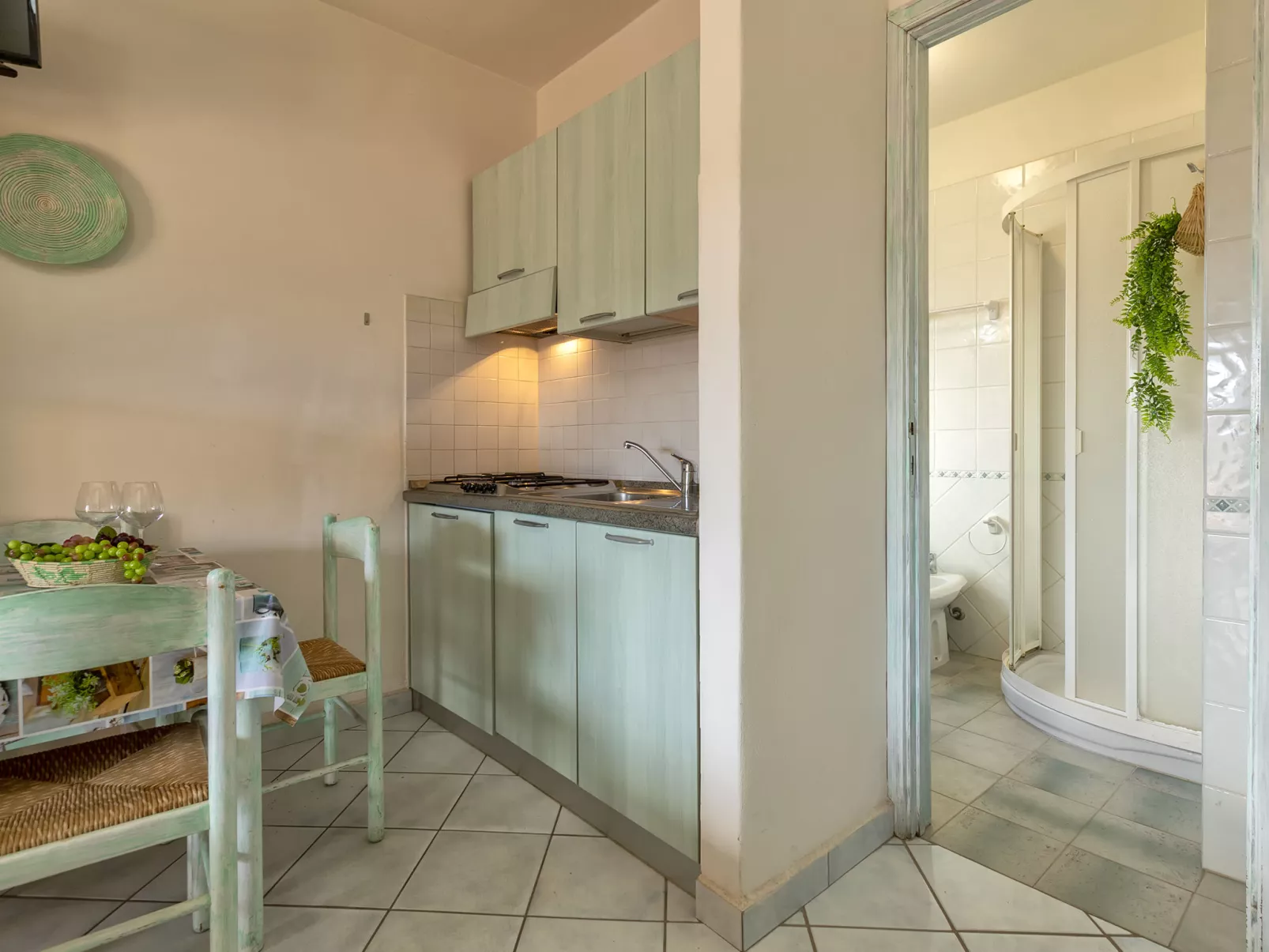 C11 - F4, Baia de Bahas-Inside